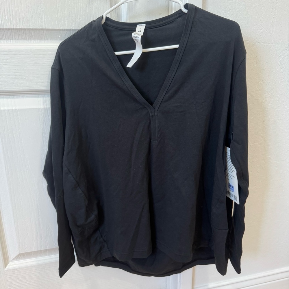 Lululemon back in action long sleeve v-neck size 4
